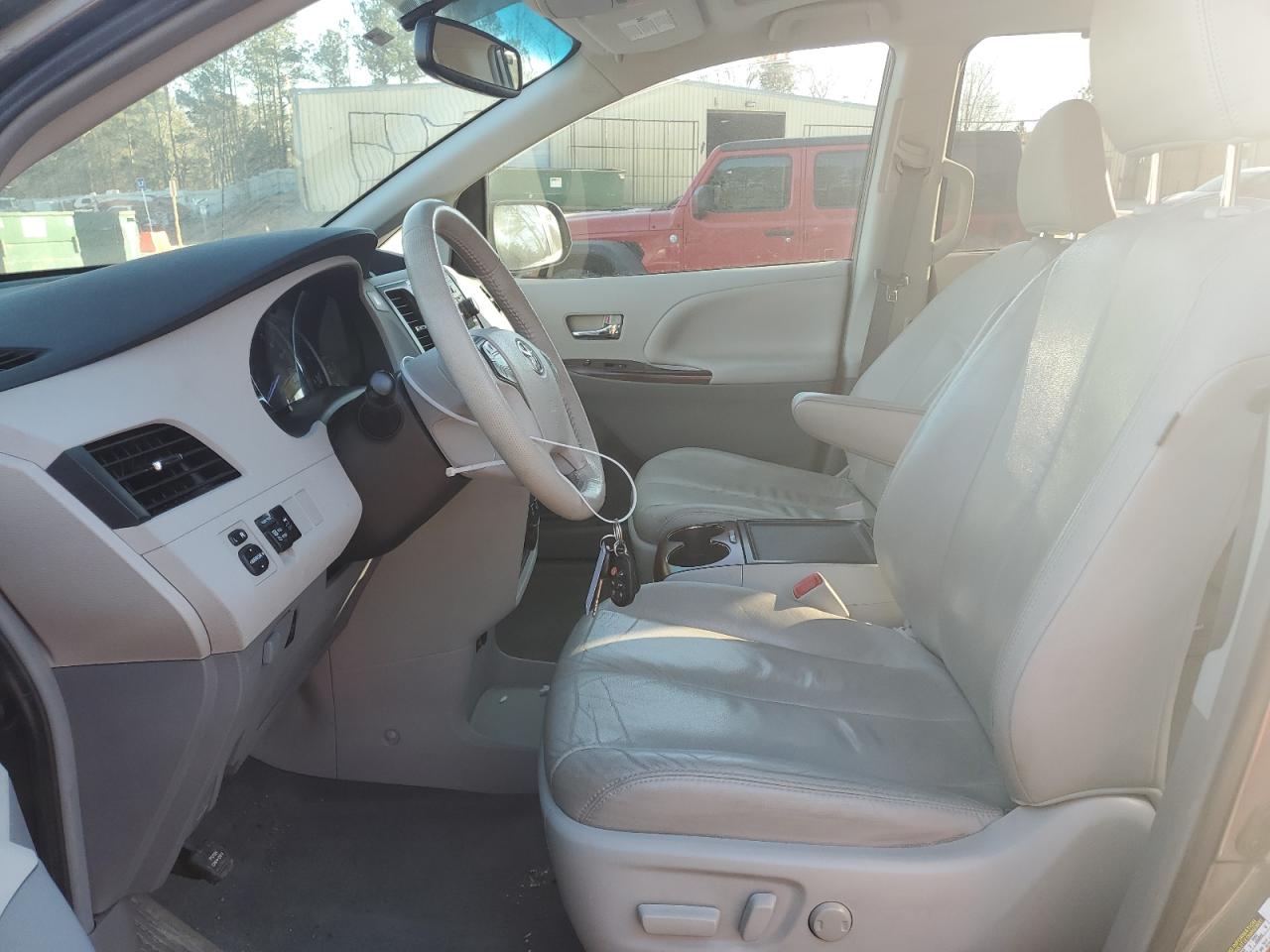 2012 Toyota Sienna - Image 7