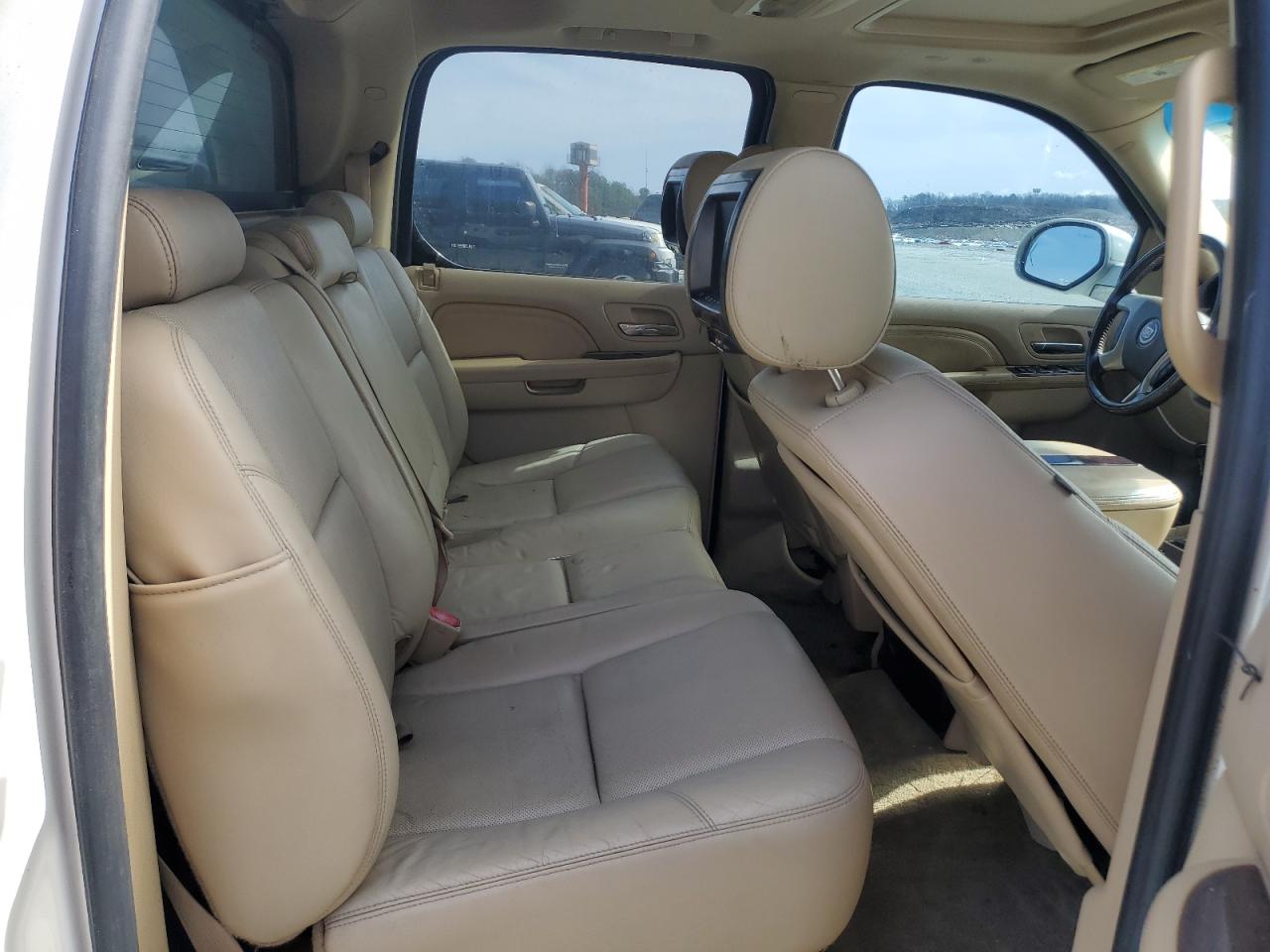 2010 Cadillac Escalade - Image 10
