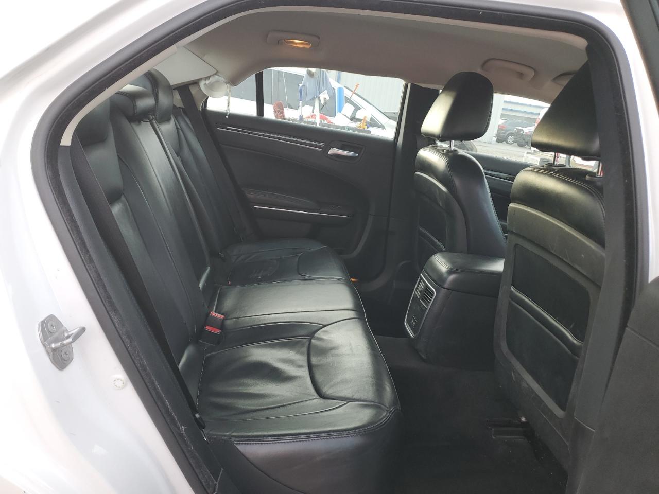 2015 Chrysler 300 - Image 11