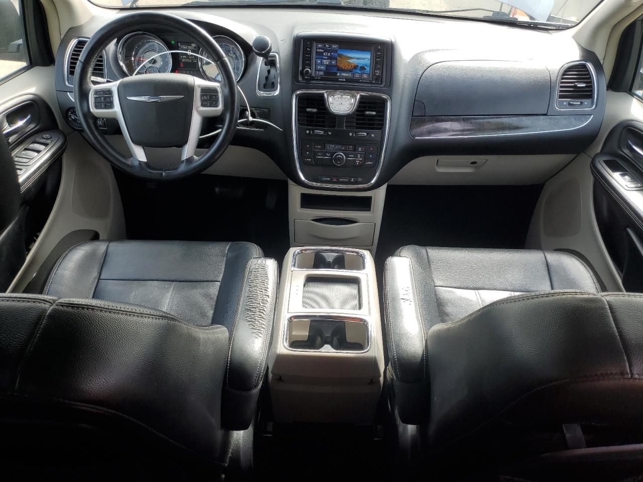 2016 Chrysler Town & Country - Image 8