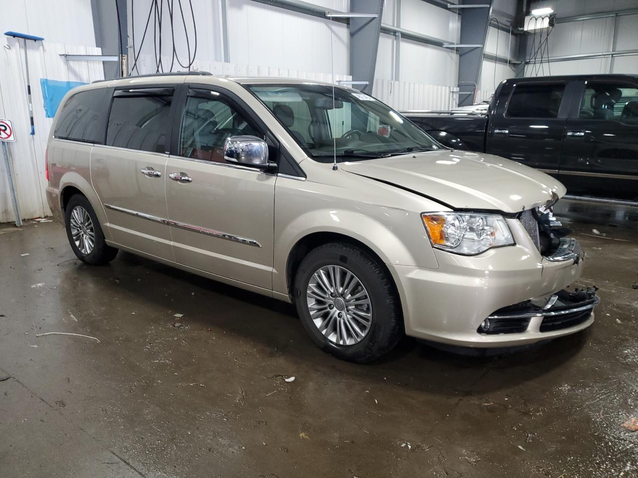 2014 Chrysler Town & Country - Image 4