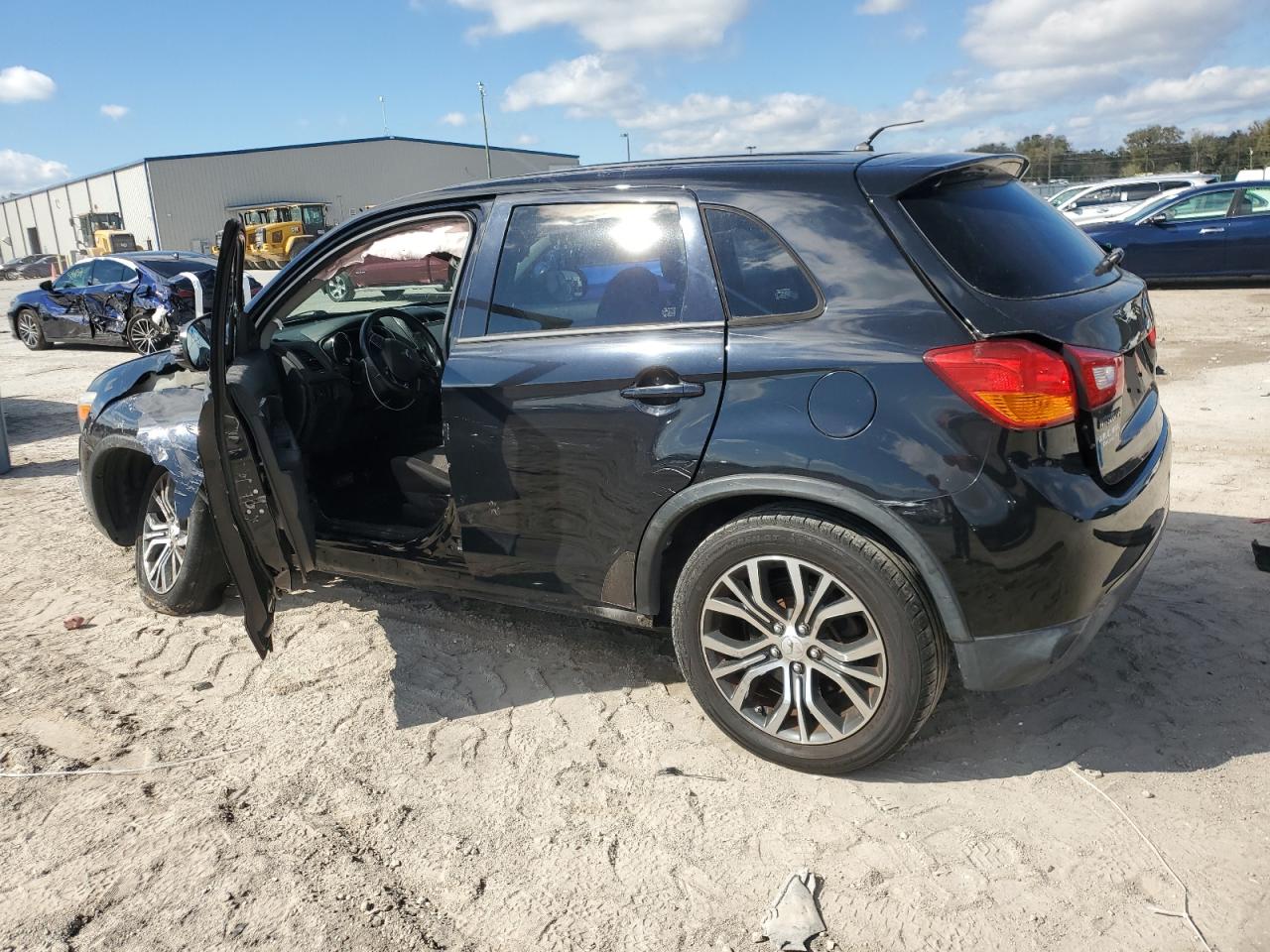 2016 Mitsubishi Outlander - Image 2