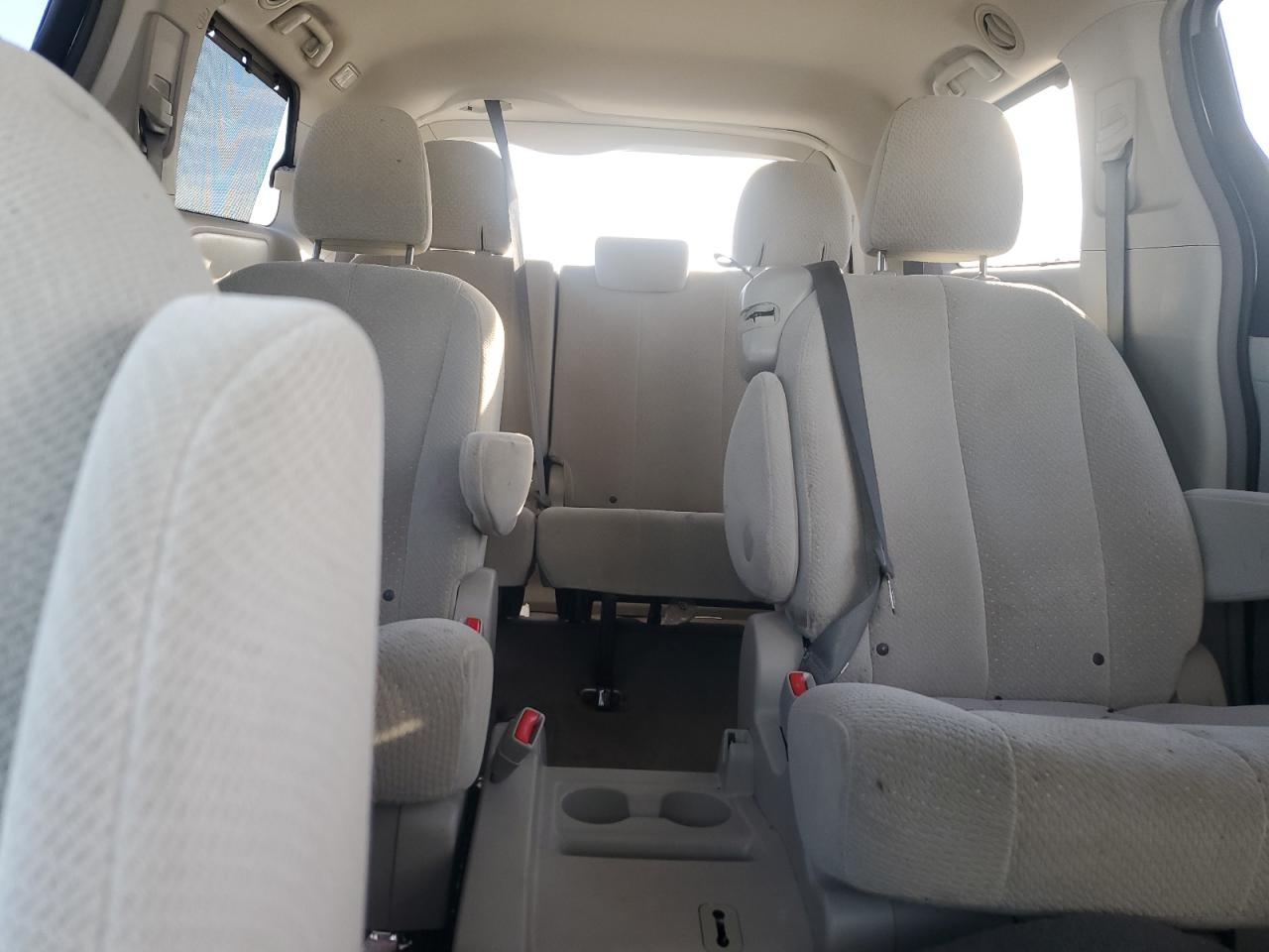 2014 Toyota Sienna - Image 10