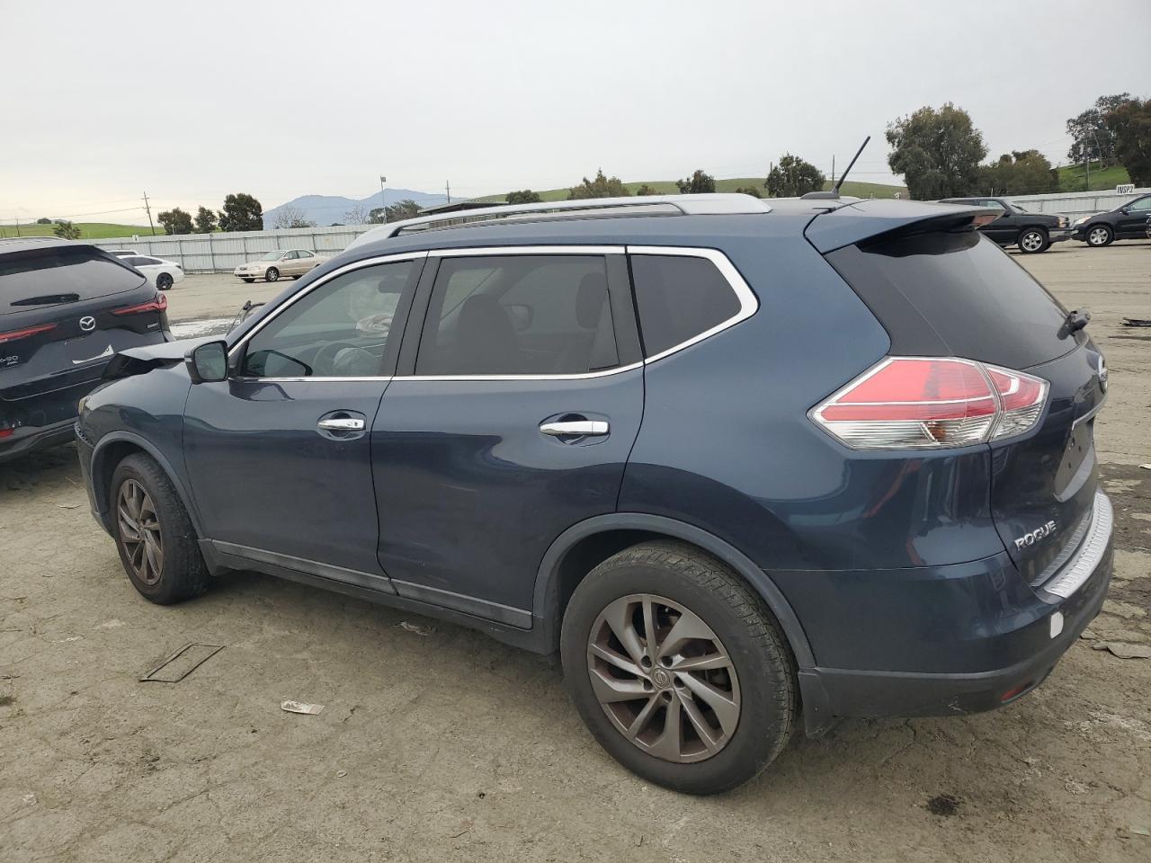 2015 Nissan Rogue - Image 2