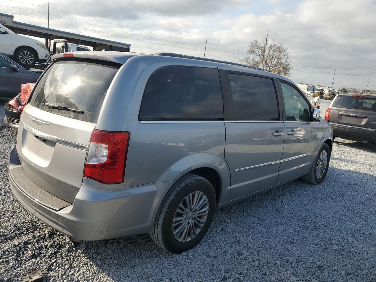 2014 Chrysler Town & Country - Image 3