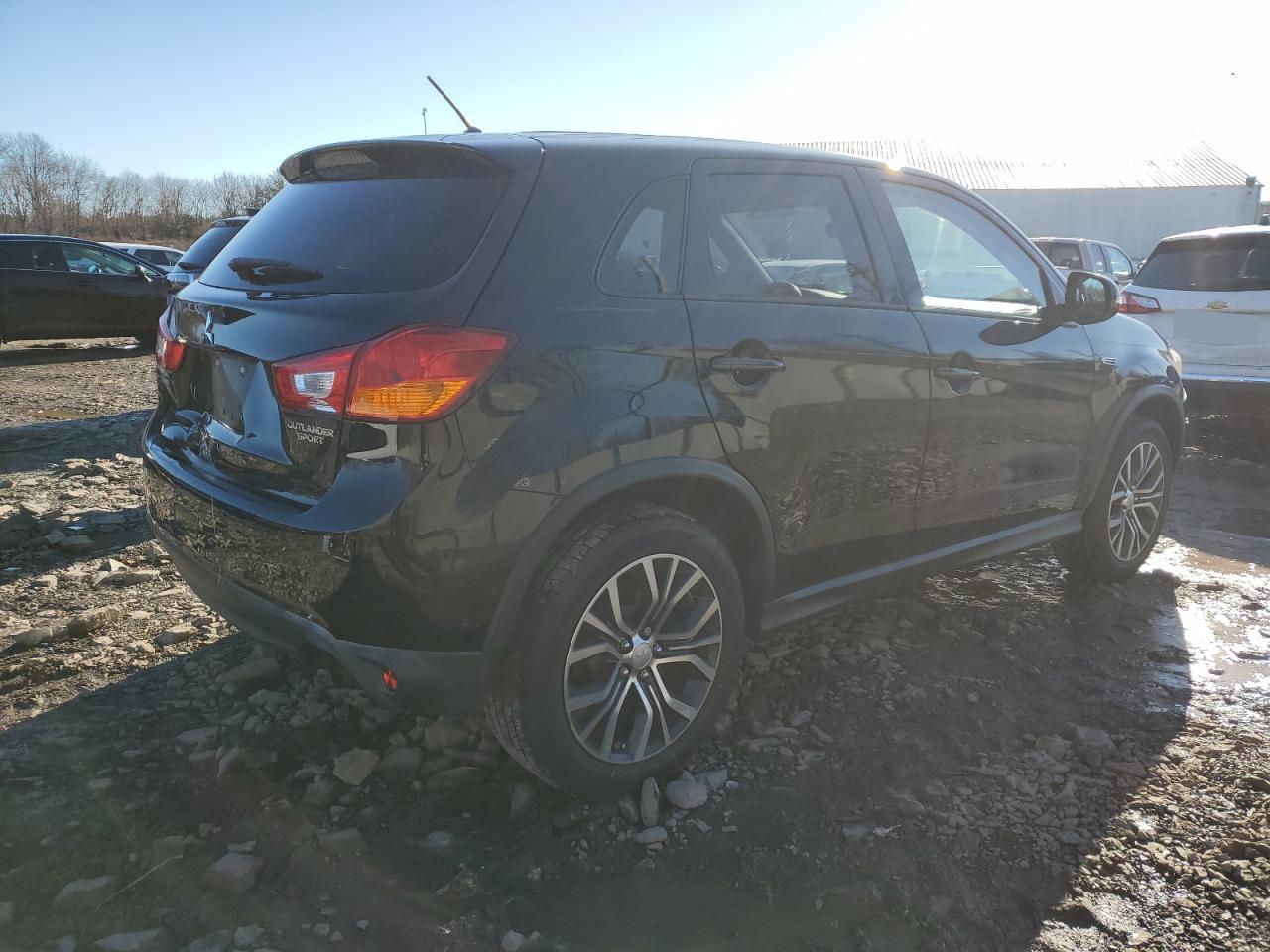 2016 Mitsubishi Outlander - Image 3