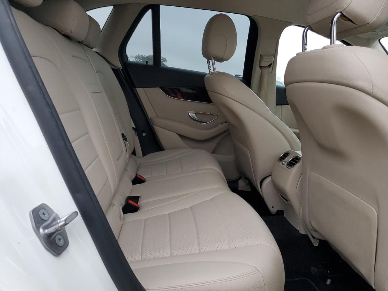 2016 Mercedes-Benz GLC - Image 11