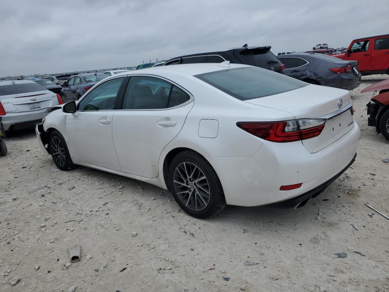 2018 Lexus ES - Image 2