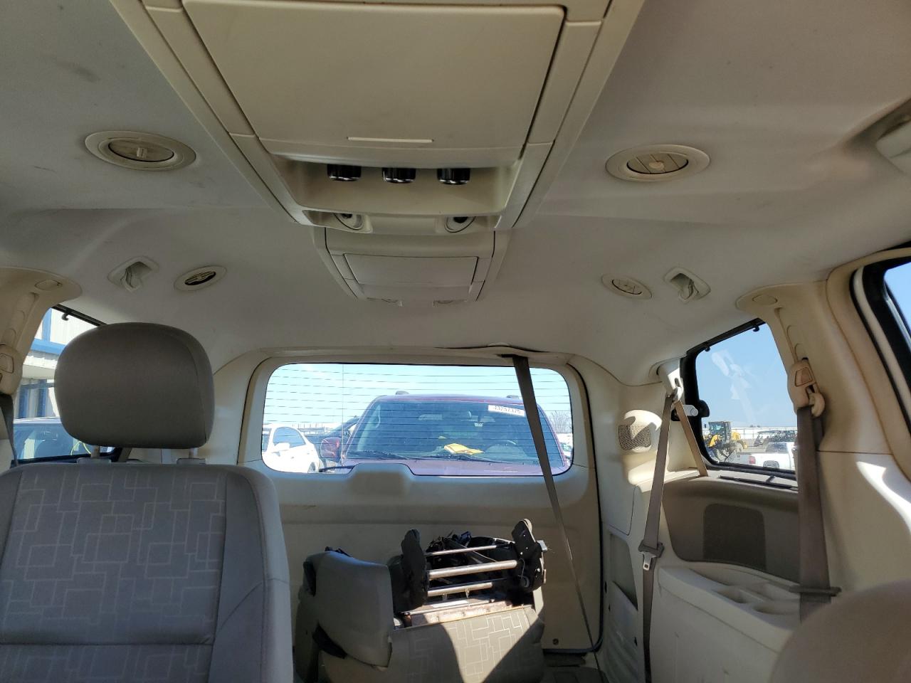 2009 Volkswagen Routan - Image 10
