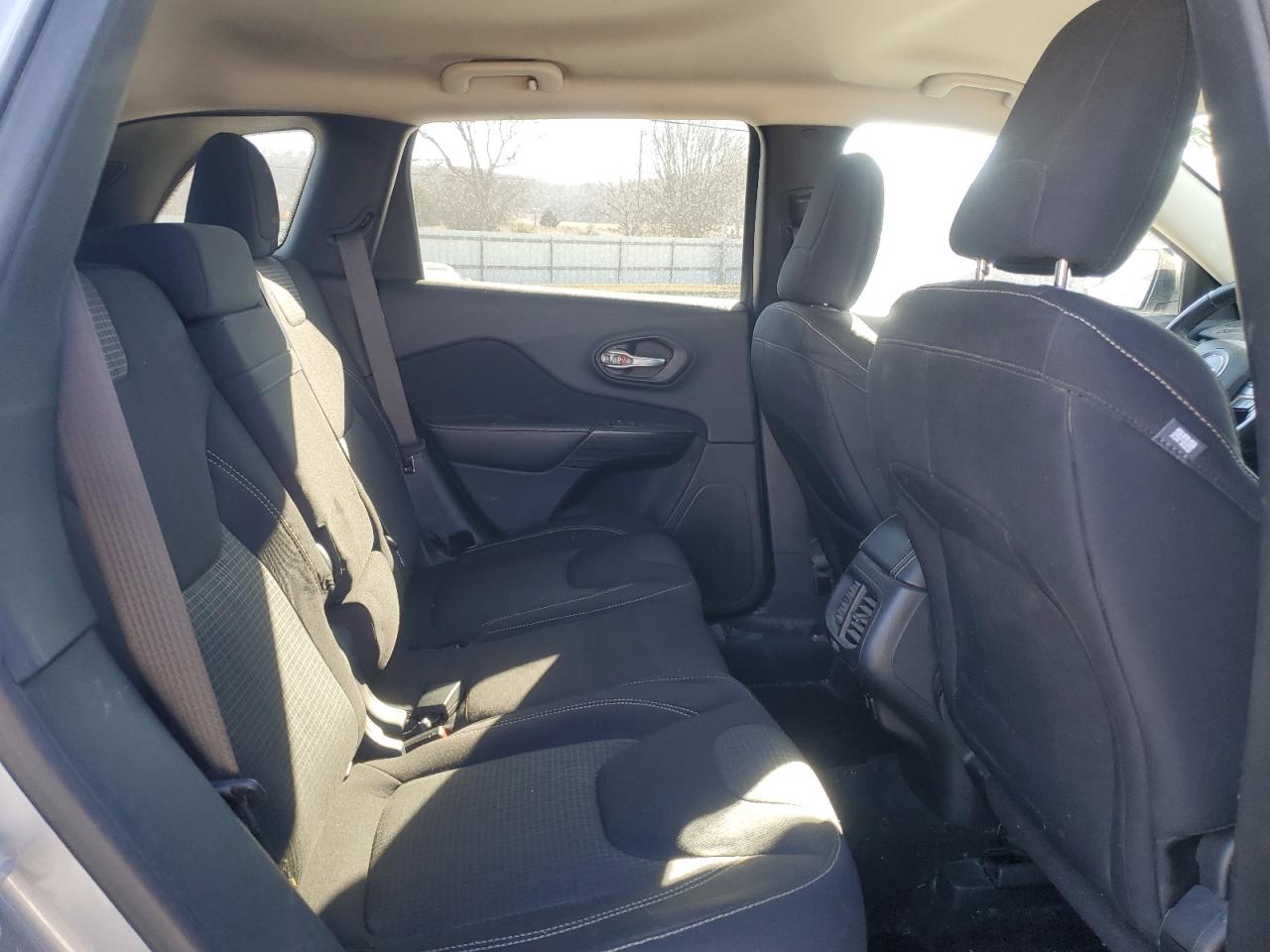 2016 Jeep Grand Cherokee - Image 11