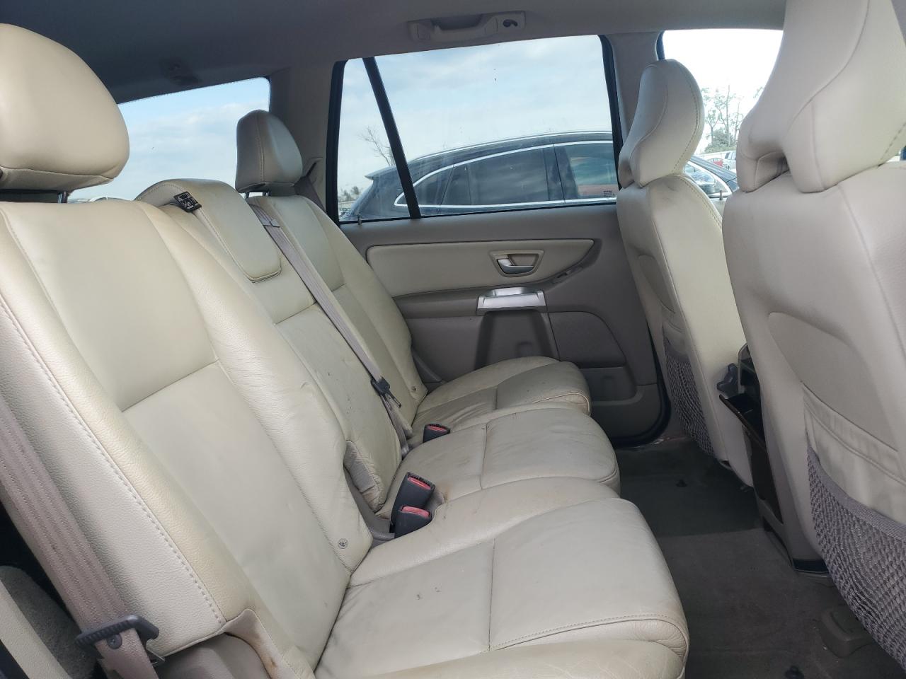 2004 Volvo XC90 - Image 11