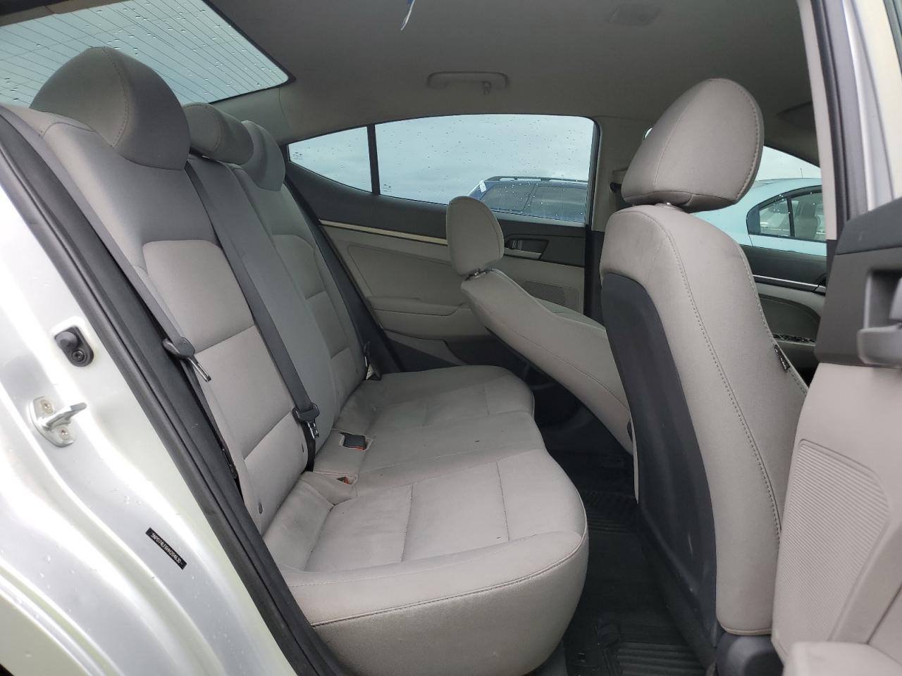 2017 Hyundai Elantra - Image 10