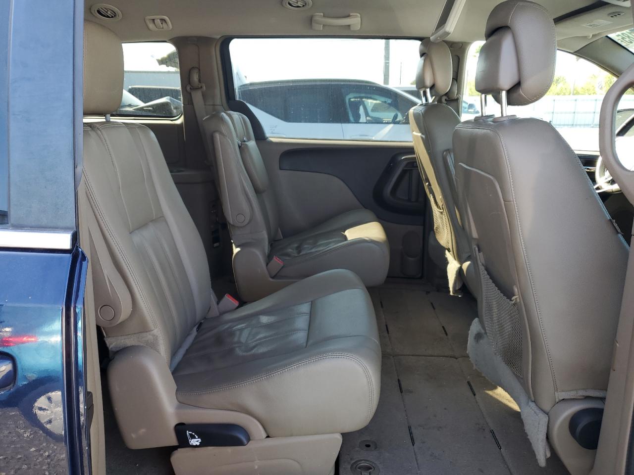 2016 Chrysler Town & Country - Image 11