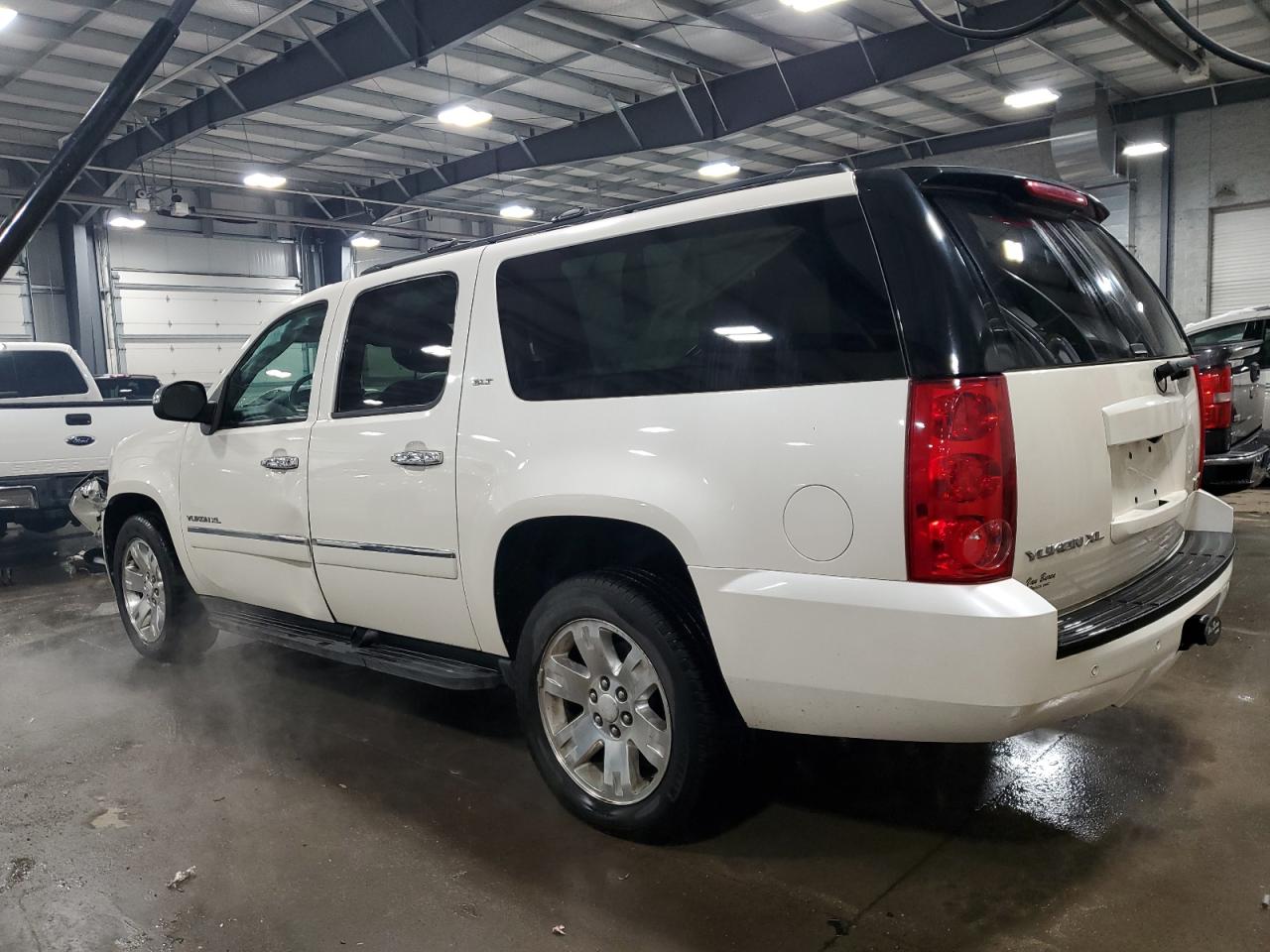 2013 GMC Yukon - Image 2