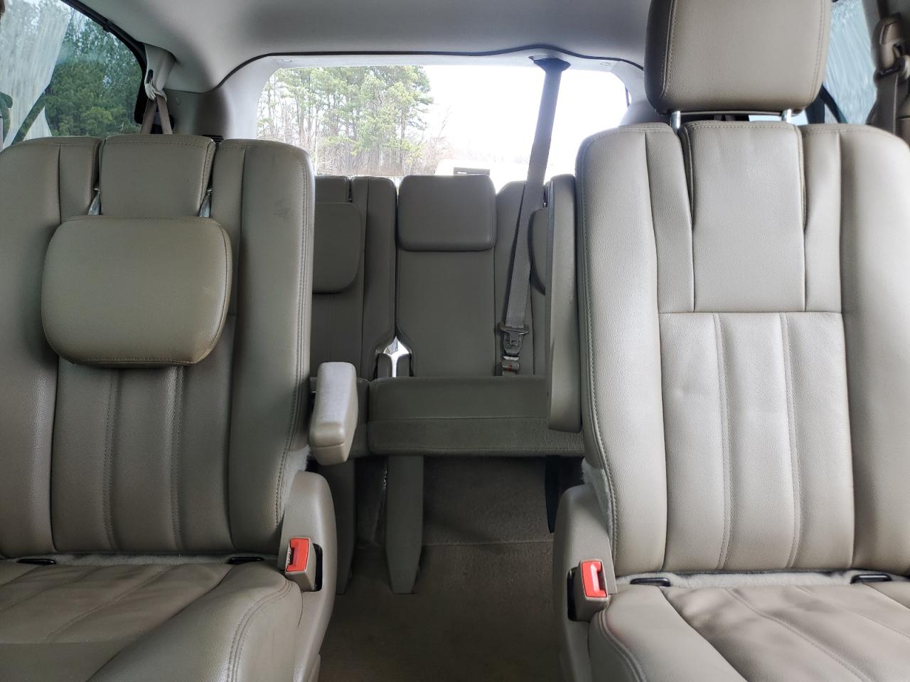 2016 Chrysler Town & Country - Image 10