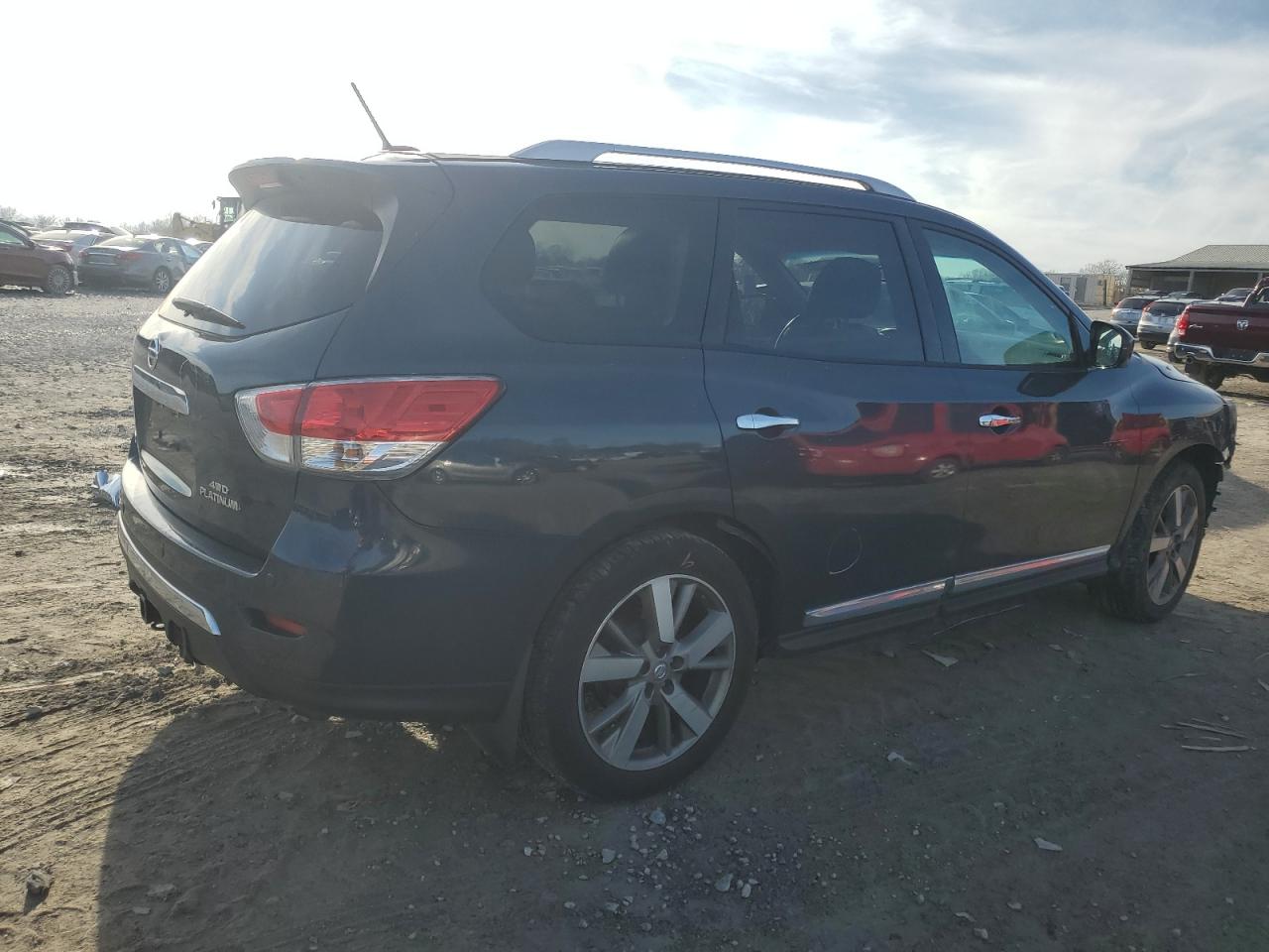 2016 Nissan Pathfinder - Image 3