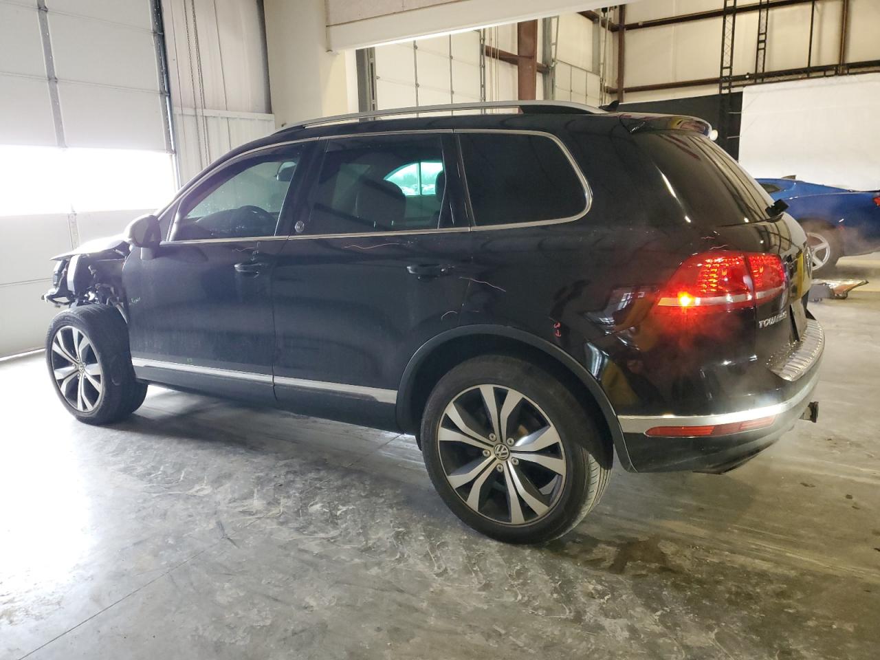 2017 Volkswagen Touareg - Image 2