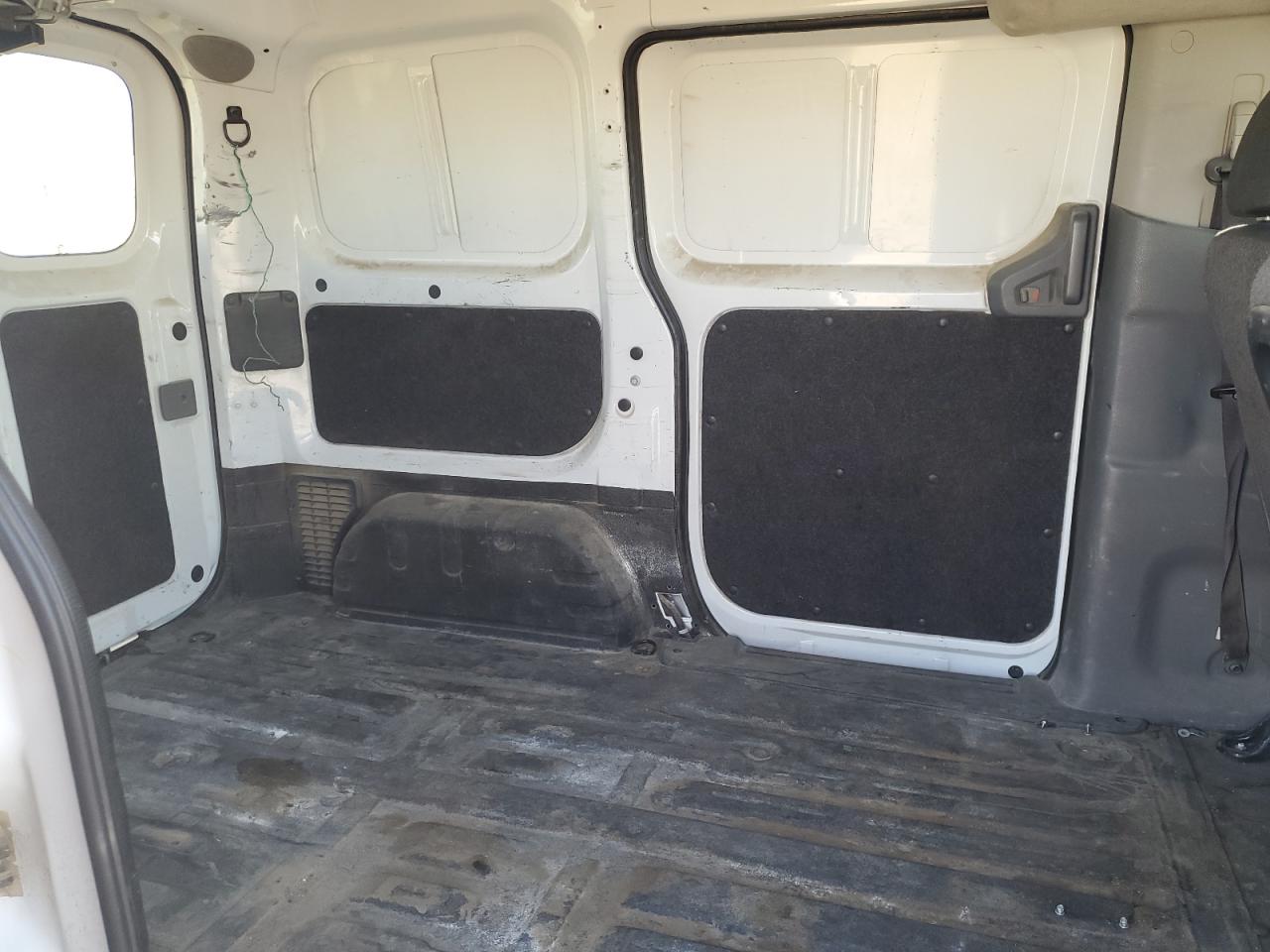 2015 Chevrolet Express - Image 11