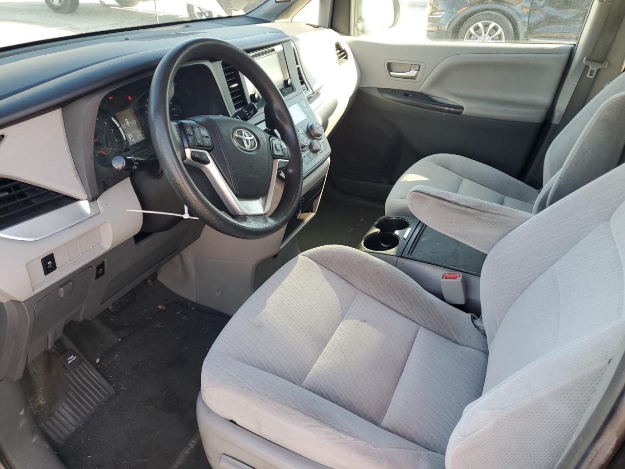 2016 Toyota Sienna - Image 8