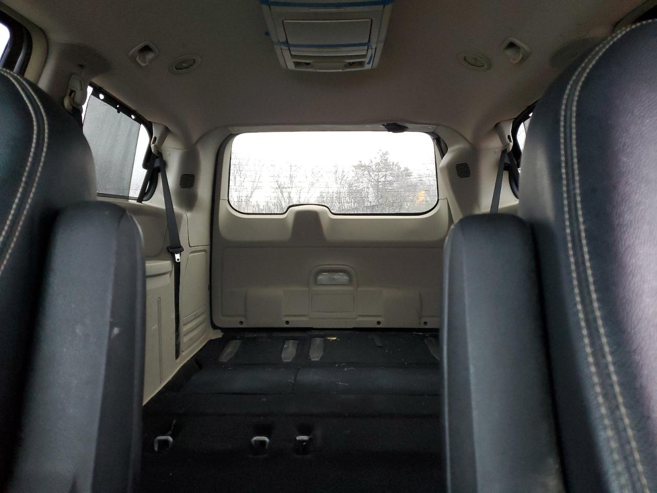 2015 Chrysler Town & Country - Image 10
