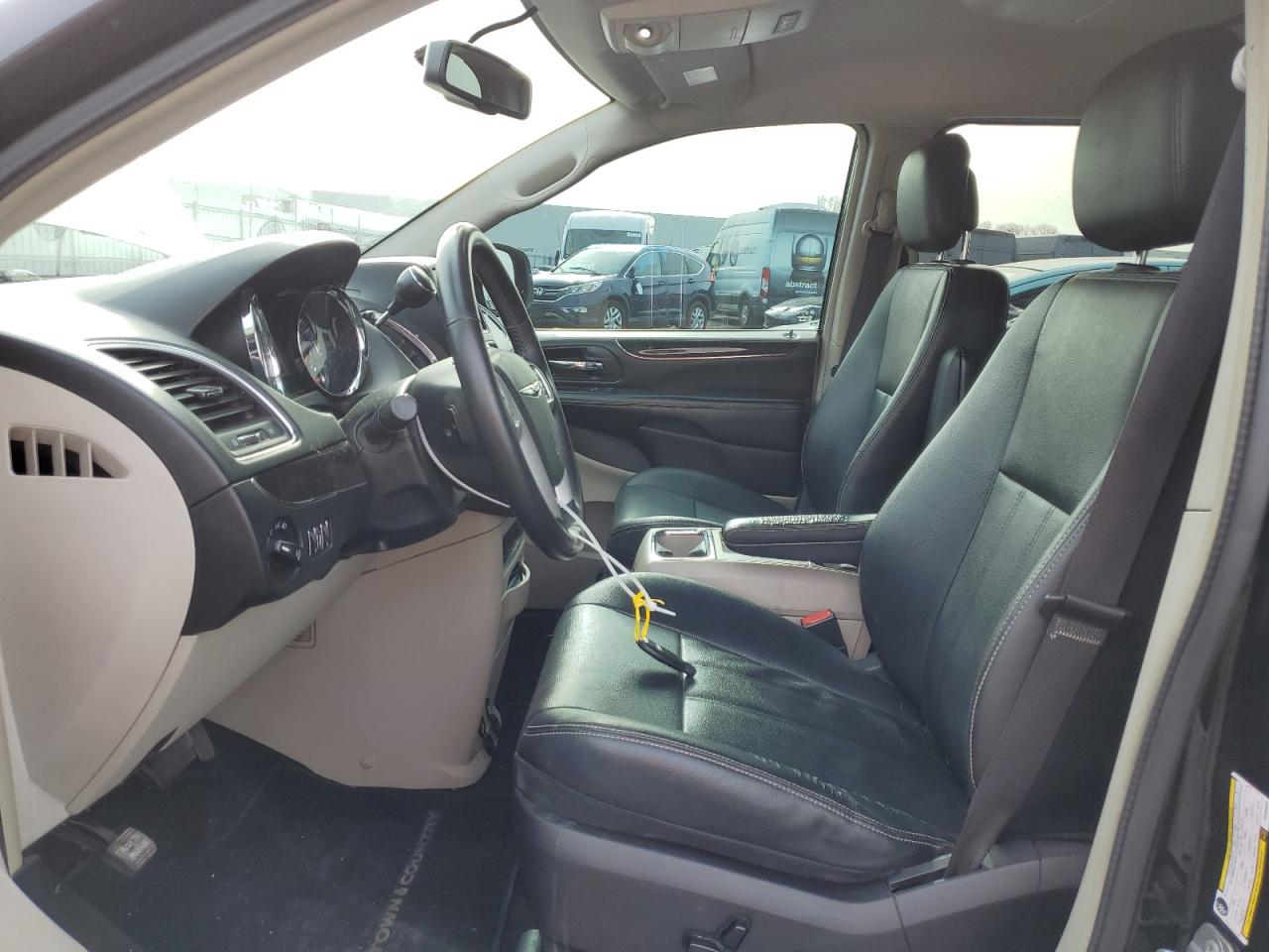 2016 Chrysler Town & Country - Image 7