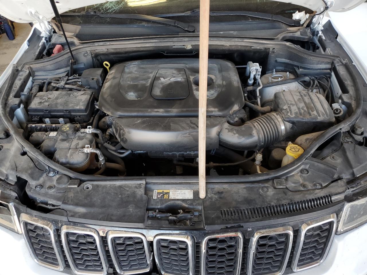 2017 Jeep Grand Cherokee - Image 14