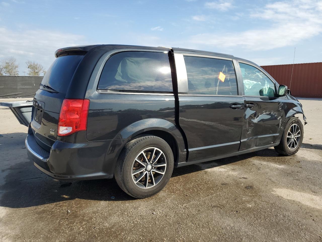 2019 Dodge Caravan - Image 3