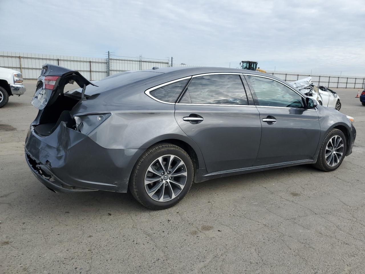 2016 Toyota Avalon - Image 3