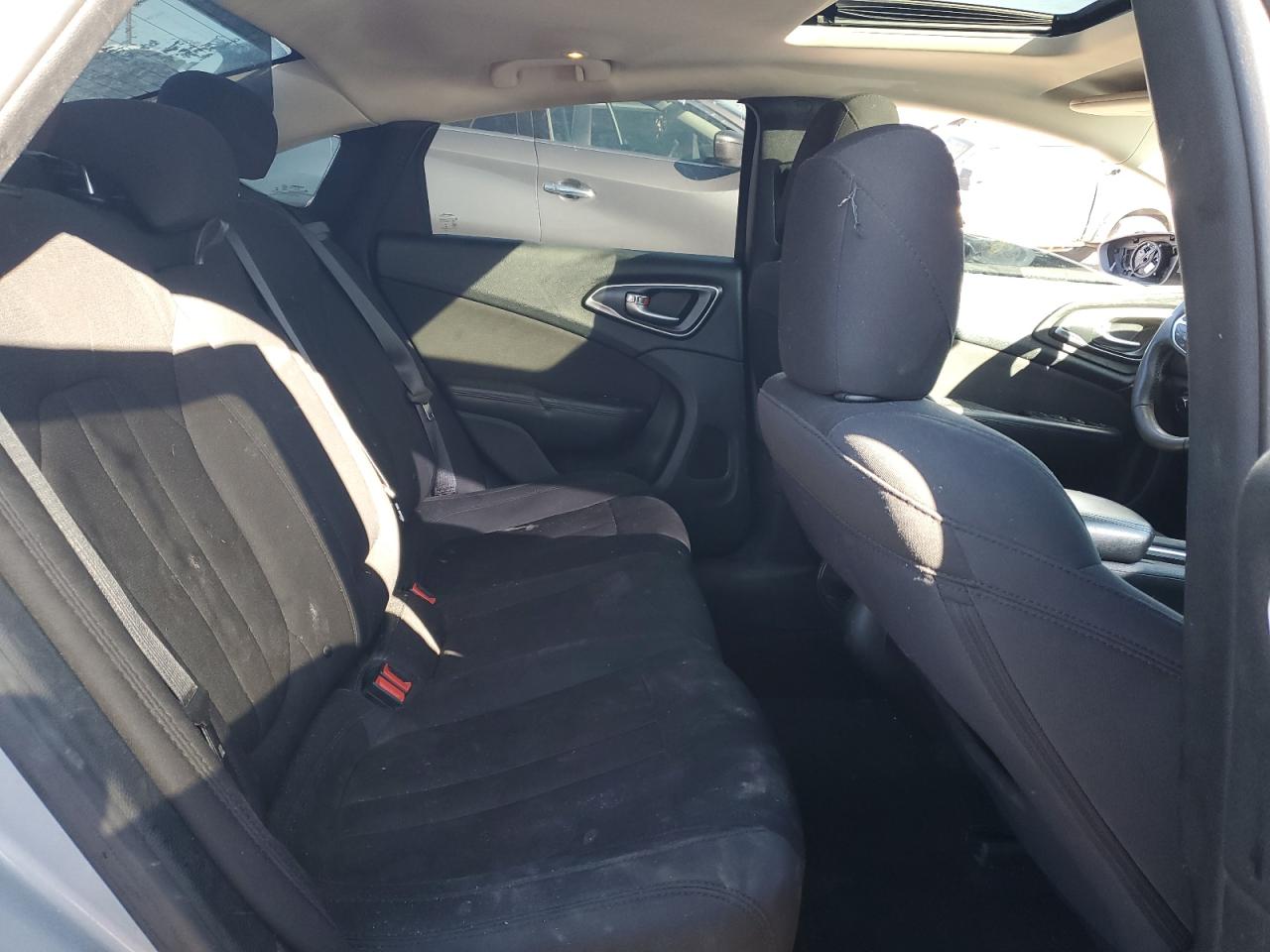 2016 Chrysler 200 - Image 10