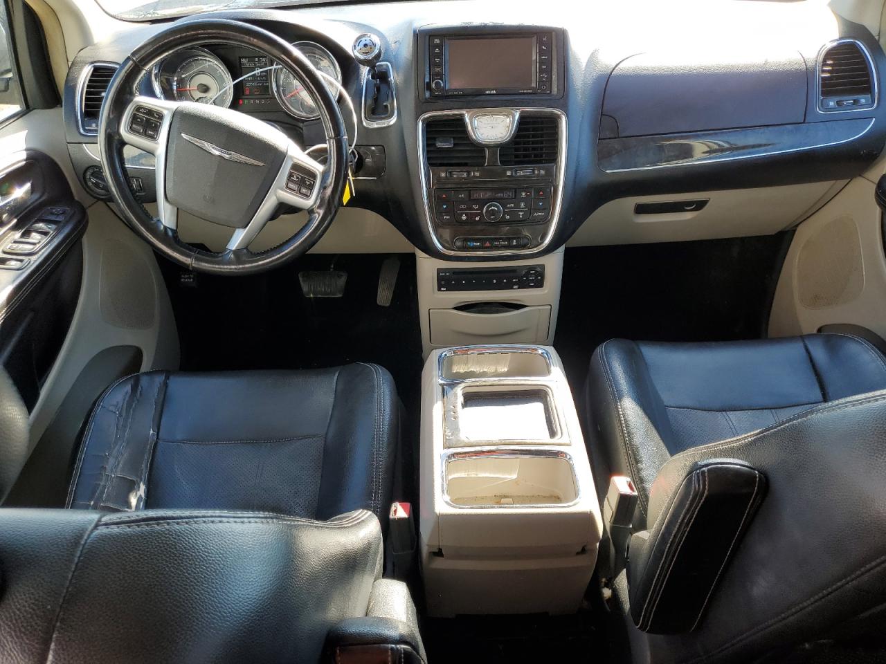 2011 Chrysler Town & Country - Image 8