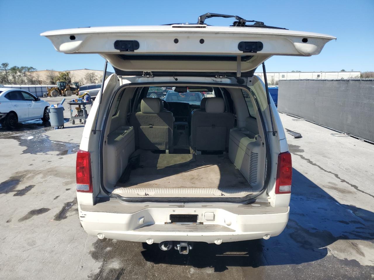 2004 Cadillac Escalade - Image 6