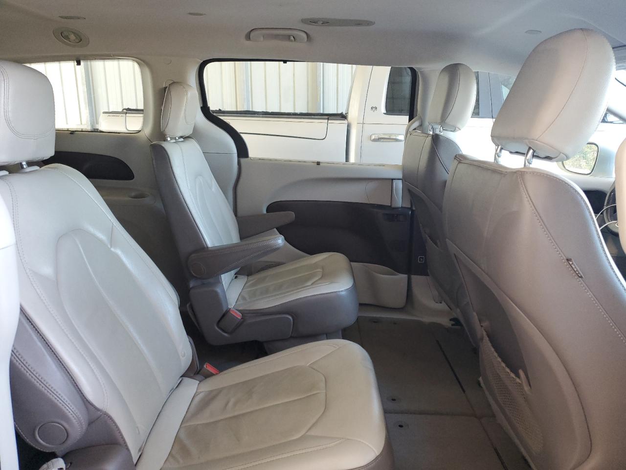 2017 Chrysler Pacifica - Image 11