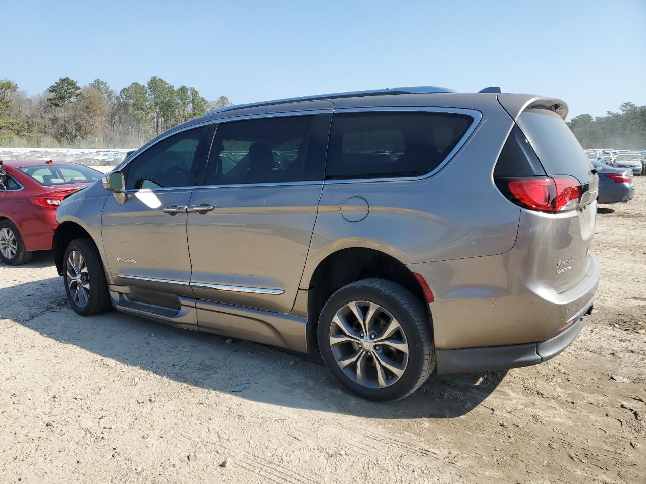 2017 Chrysler Pacifica - Image 2