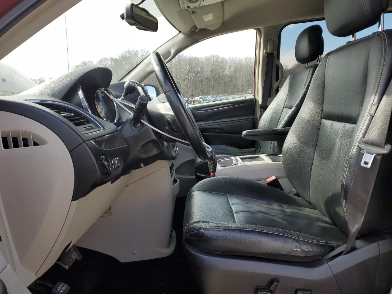 2016 Chrysler Town & Country - Image 7