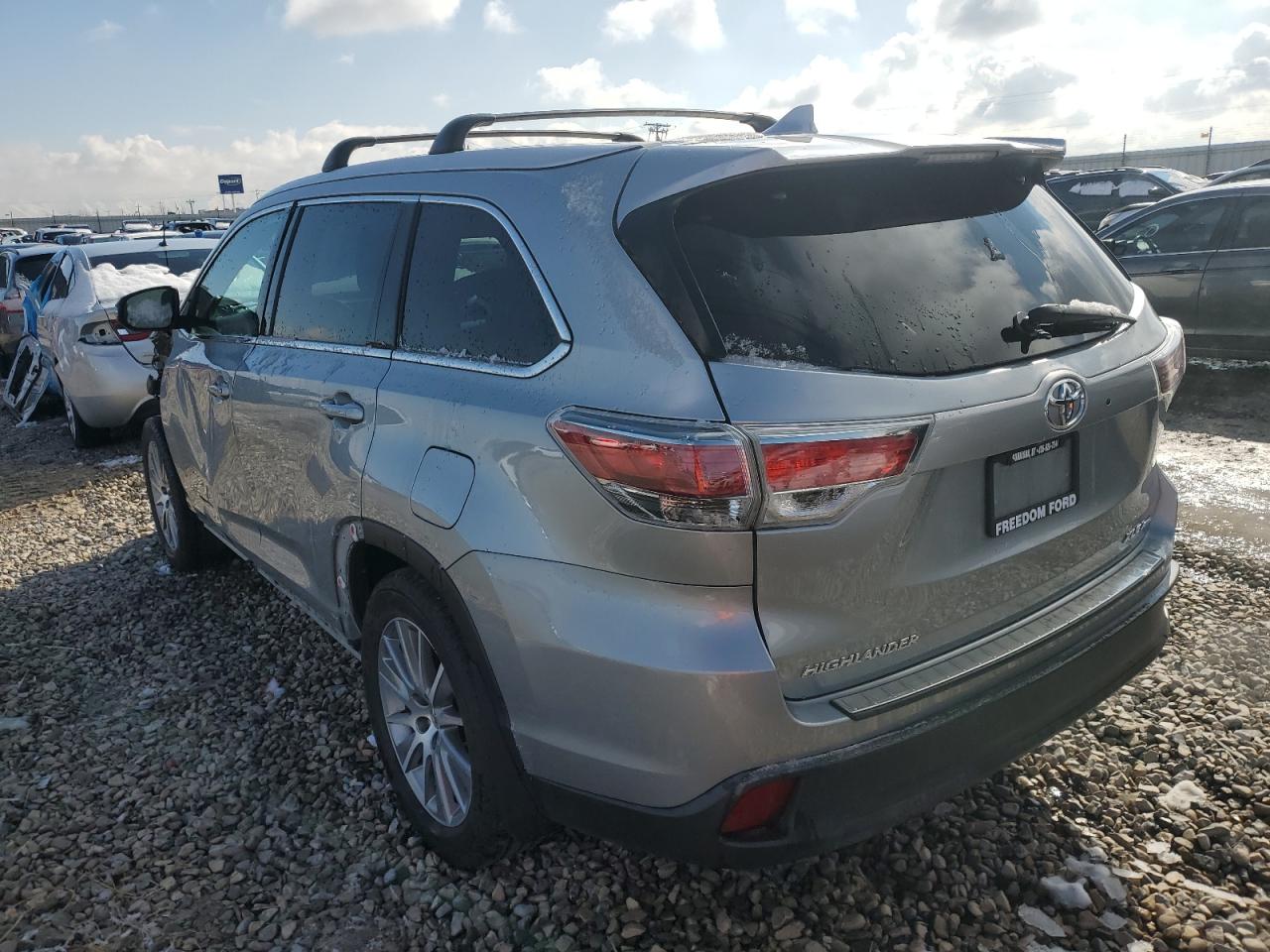 2015 Toyota Highlander - Image 2