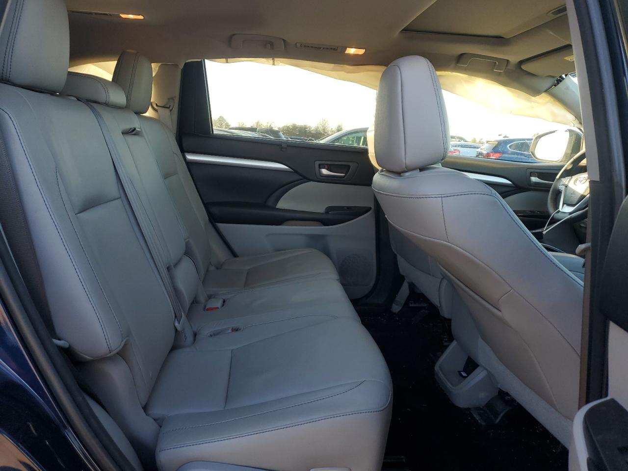 2016 Toyota Highlander - Image 11