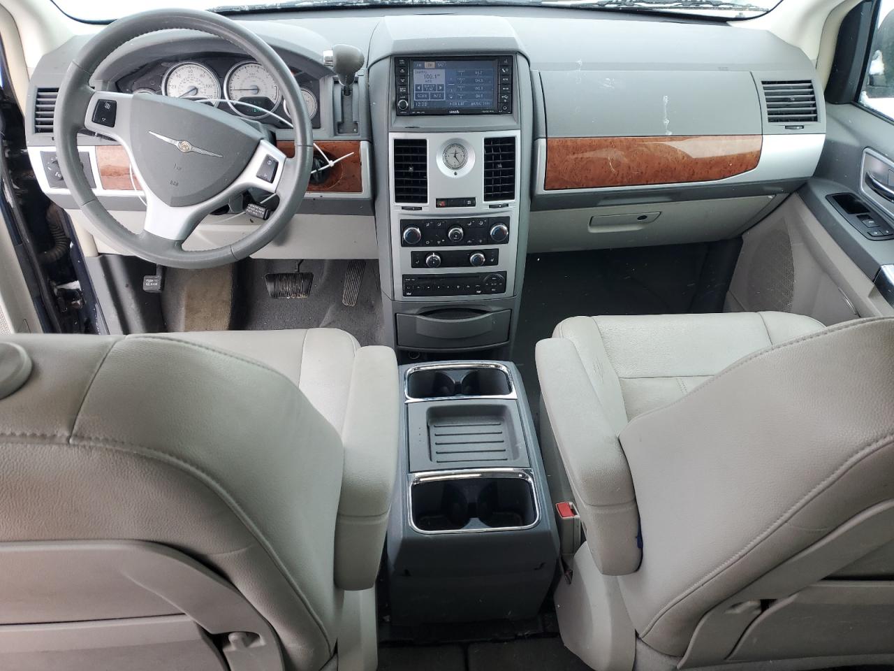 2008 Chrysler Town & Country - Image 8