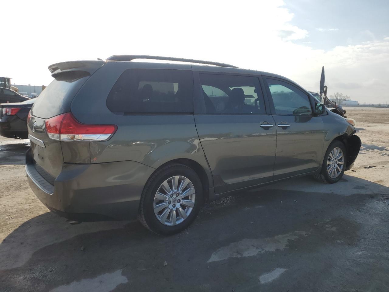 2011 Toyota Sienna - Image 3