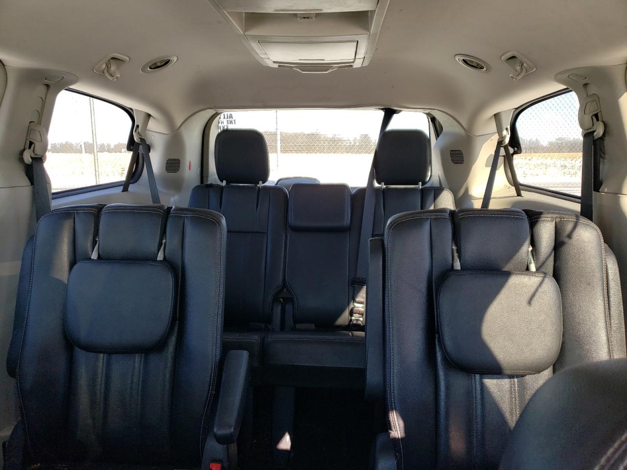 2016 Chrysler Town & Country - Image 10