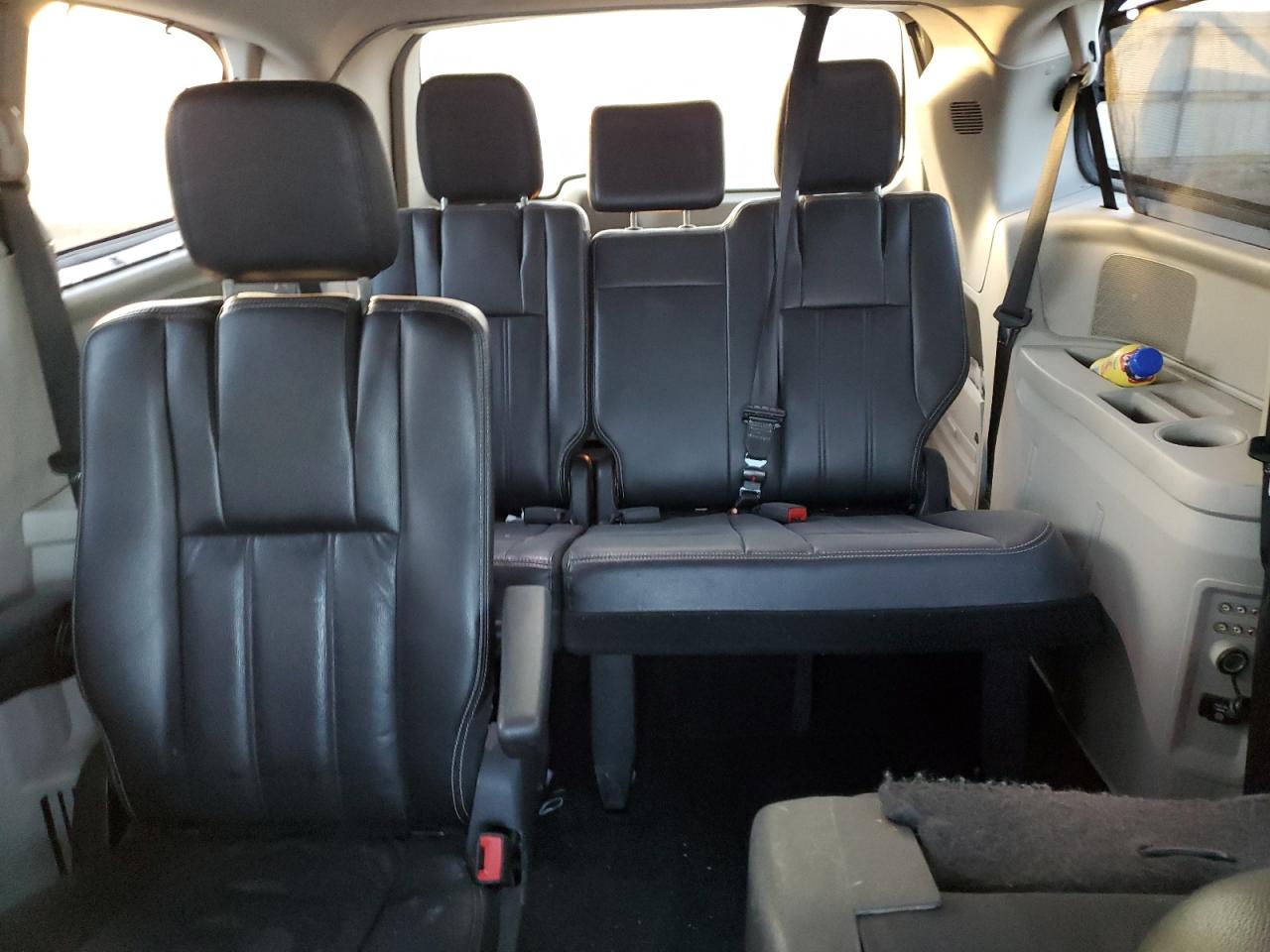 2011 Chrysler Town & Country - Image 10