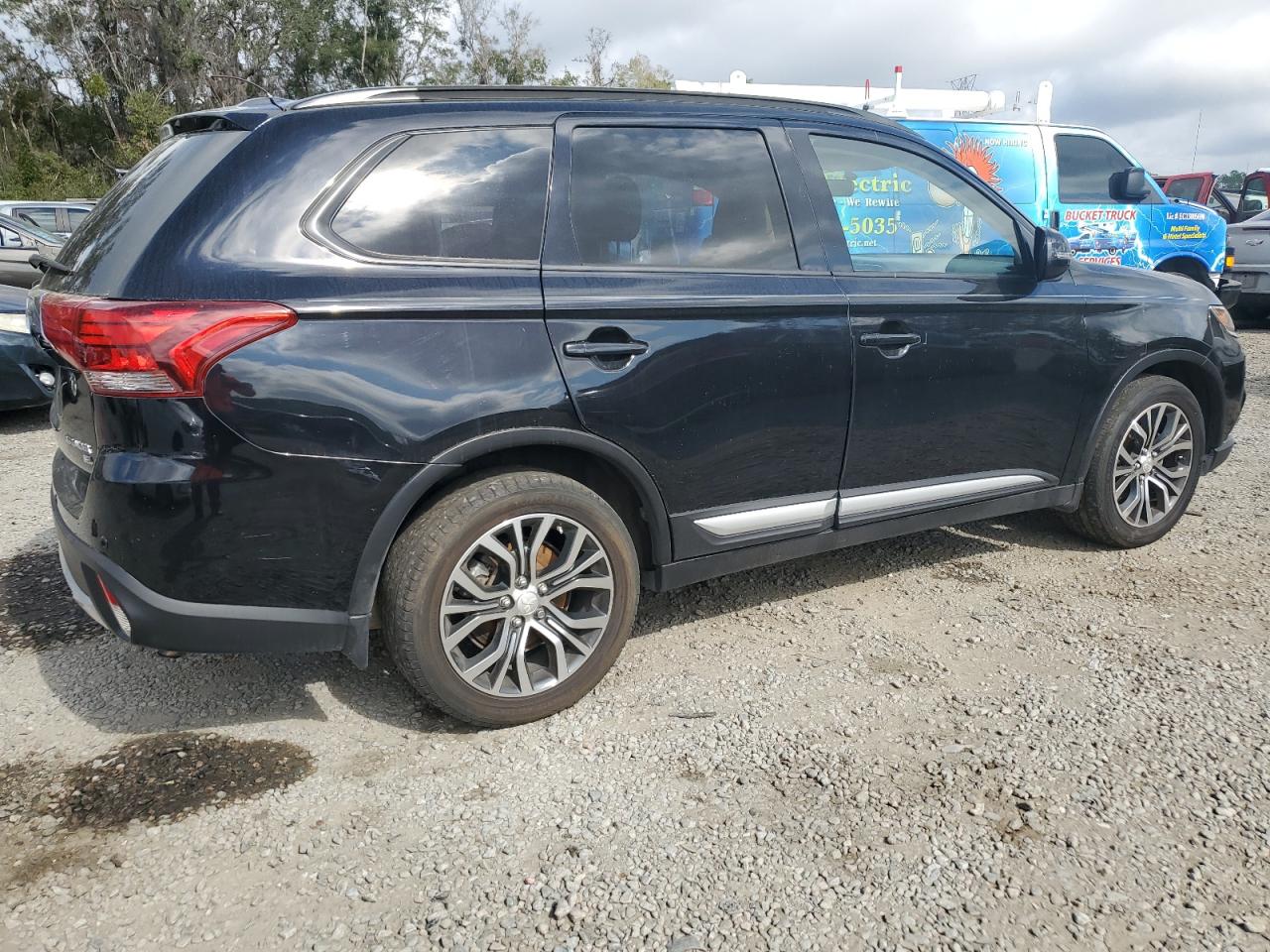 2016 Mitsubishi Outlander - Image 3