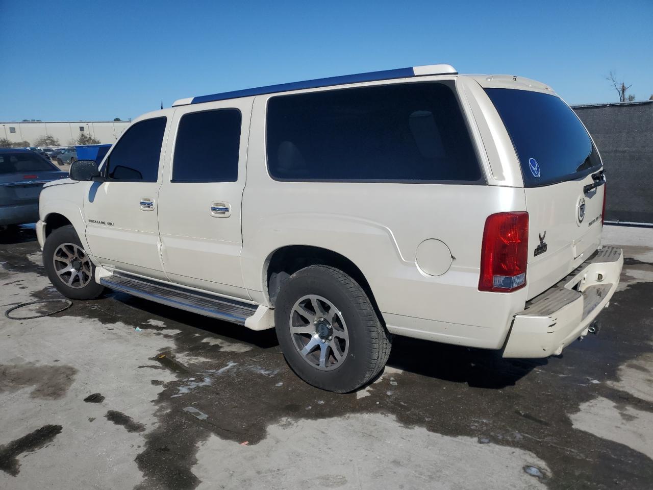 2004 Cadillac Escalade - Image 2
