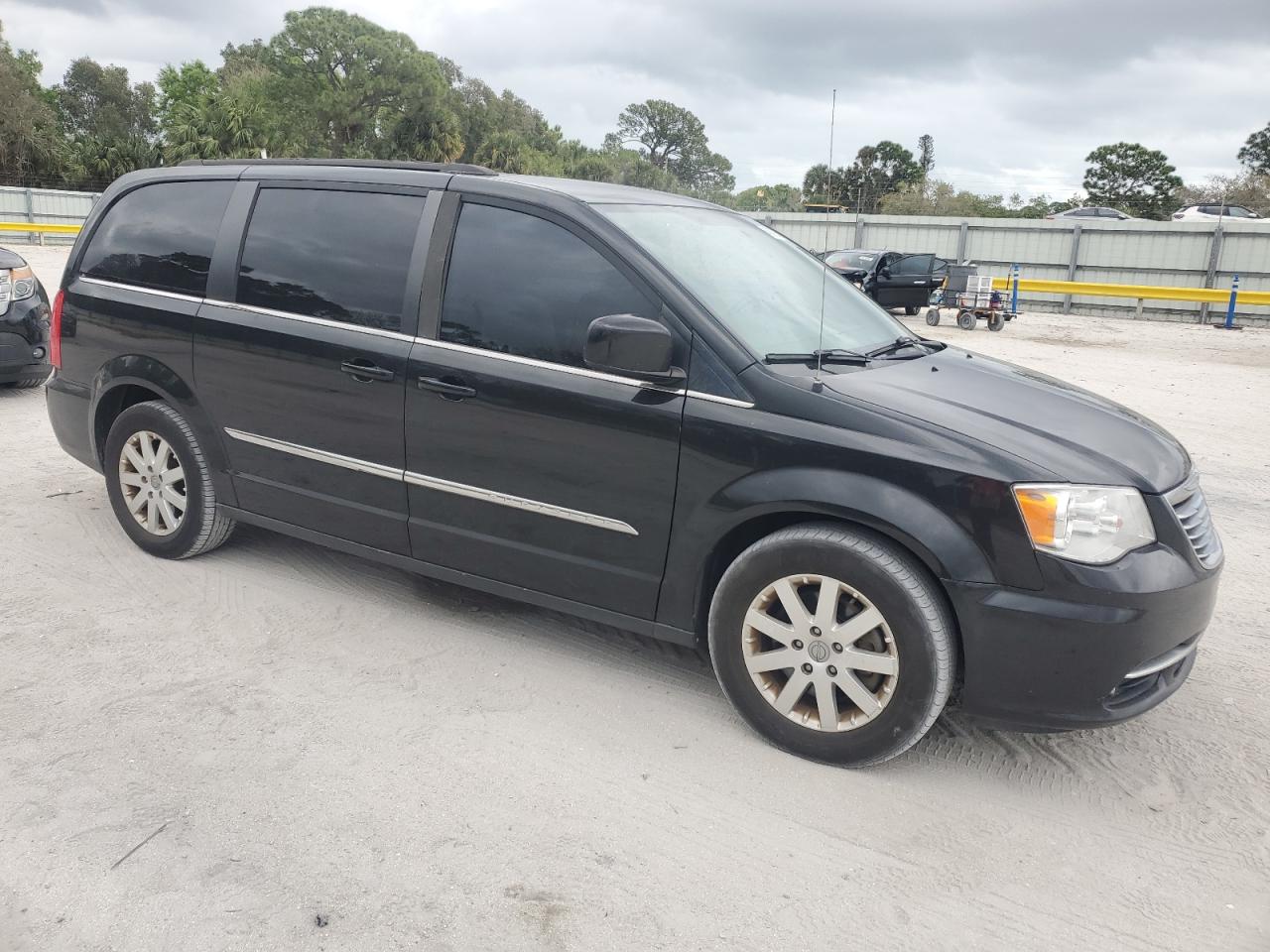 2016 Chrysler Town & Country - Image 4