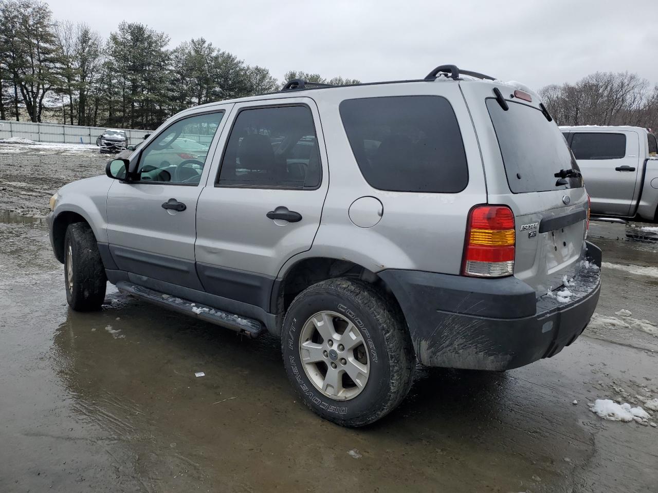 2005 Ford Escape - Image 2