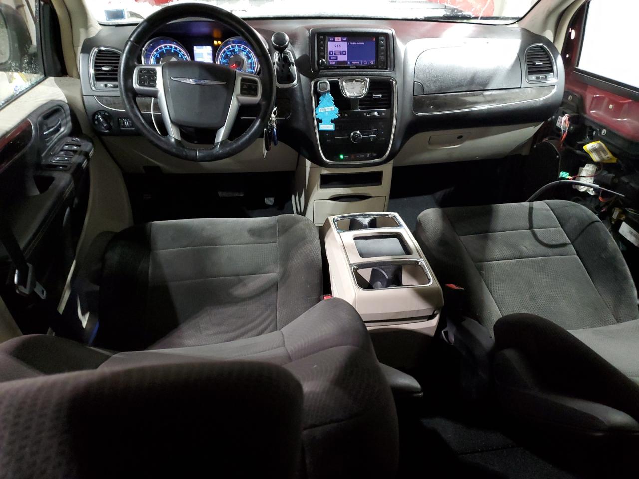 2013 Chrysler Town & Country - Image 8