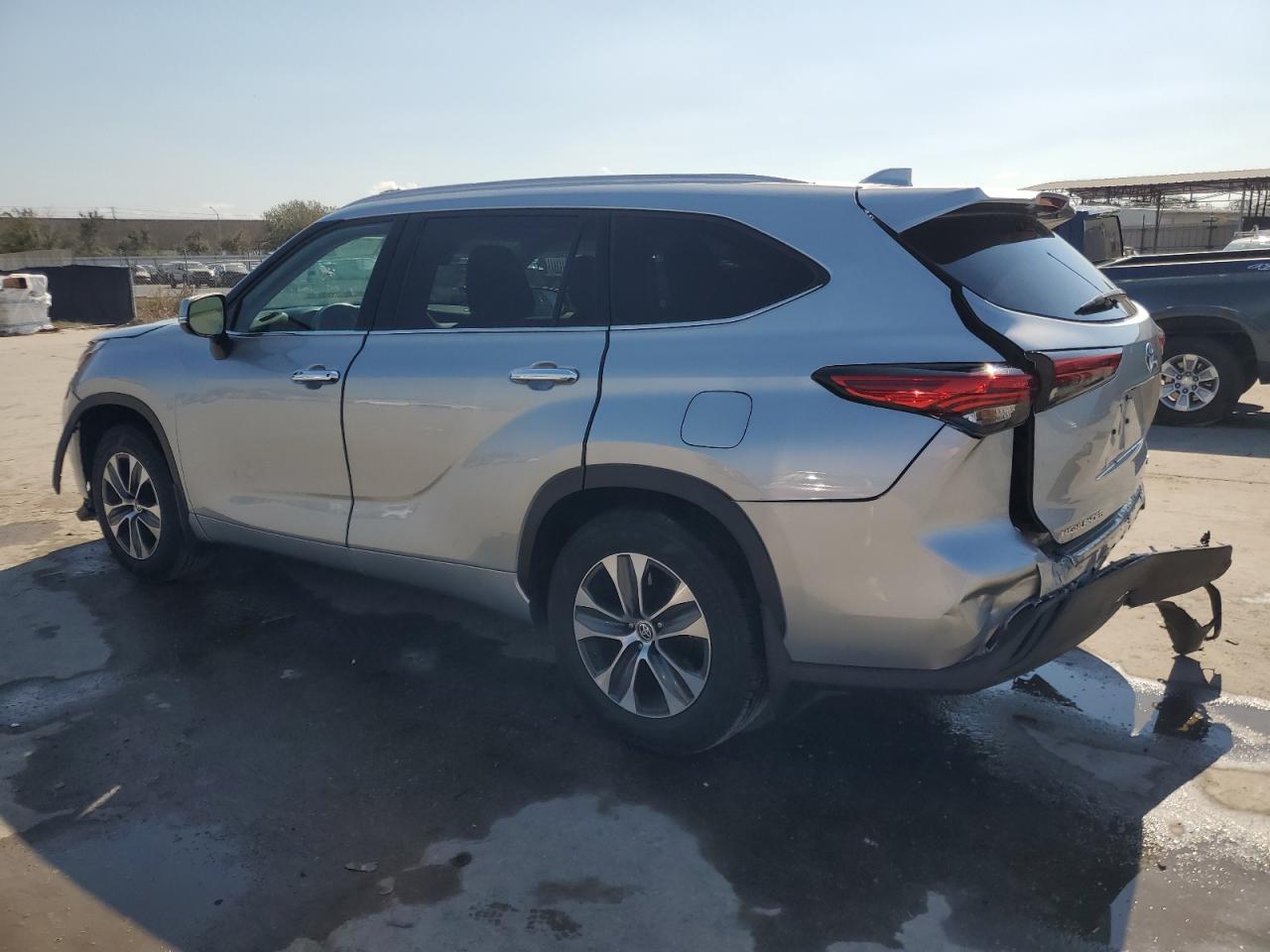 2022 Toyota Highlander - Image 2