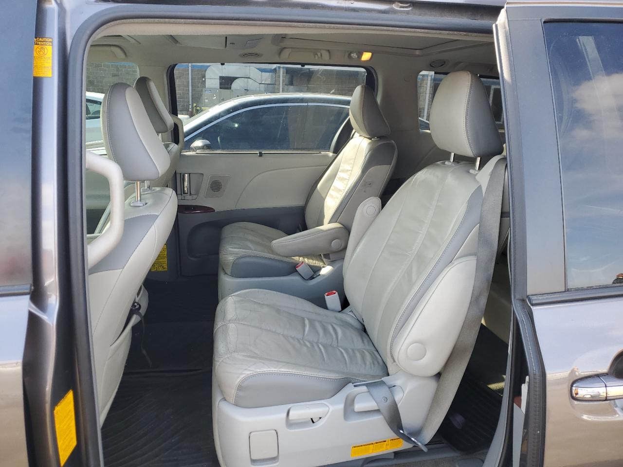 2013 Toyota Sienna - Image 11