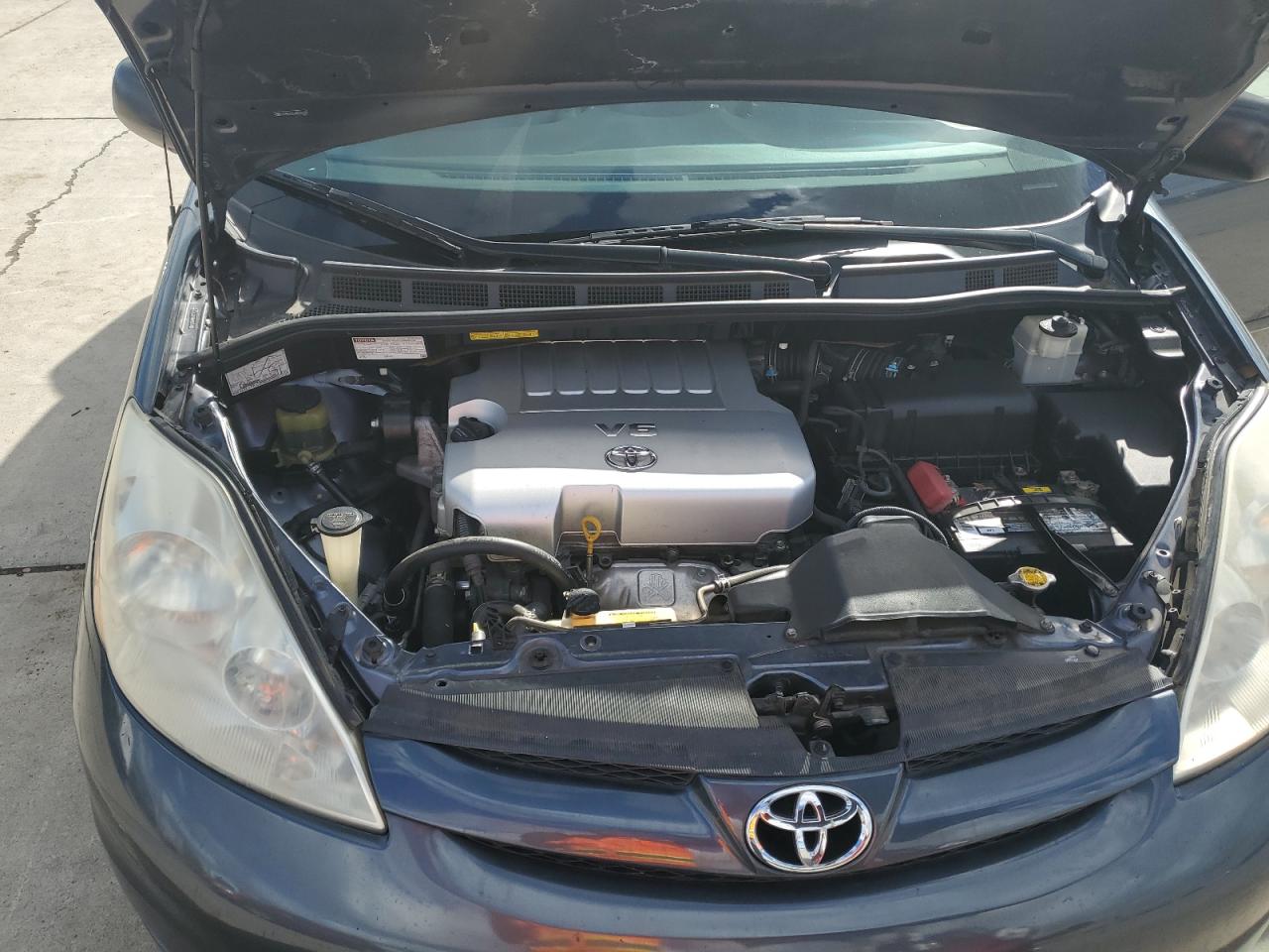 2010 Toyota Sienna - Image 14