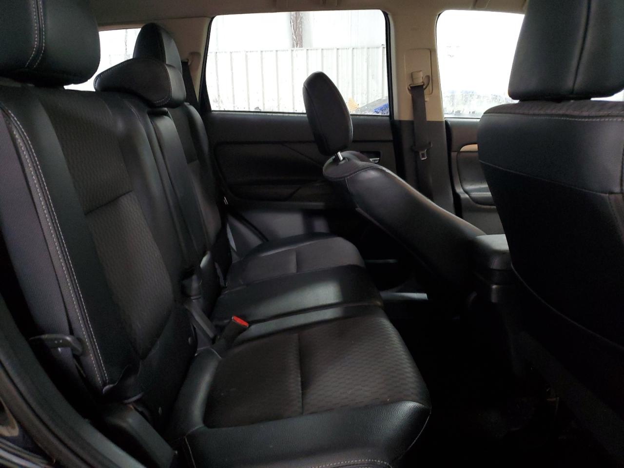 2015 Mitsubishi Outlander - Image 11