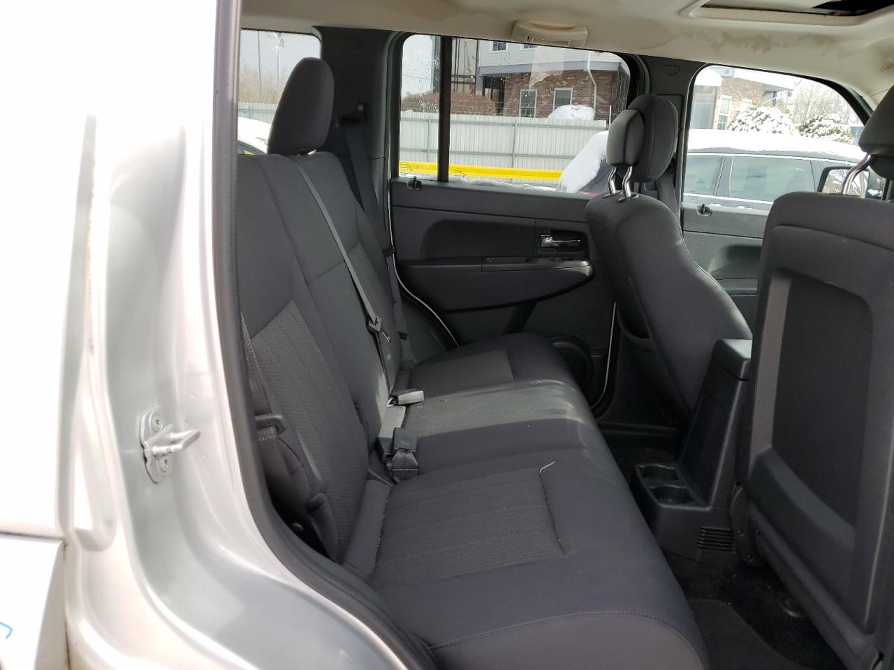 2011 Jeep Liberty (North America) - Image 11